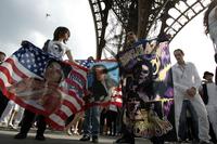 Posledná rozlúčka s Michaelom Jacksonom po Eiffelovou vežou v Paríži.