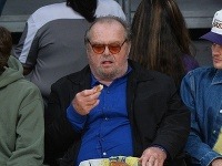 Jack Nicholson si spokojne pochutnával na nezdravom kalorickom jedle. 