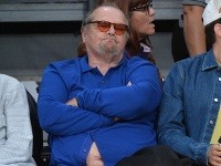 Jack Nicholson si spokojne odfúkaval, na fotografov otŕčal svoje tučné brucho. 