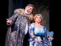 Peter Mikuláš ako Falstaff a Tatiana Paľovčíková ako Alice v novom naštudovaní opery Falstaff v Štátnom divadle Košice.