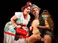 Gabriela Hübnerová ako Mrs. Quickly a Jiří Přibyl ako Falstaff v novom naštudovaní opery Falstaff v Štátnom divadle Košice.
