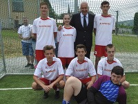 Dušan Galis v Ohradzanoch pózuje s mladými futbalistami. Dušan Galis v Ohradzanoch pózuje s mladými futbalistami.