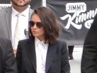 Mila Kunis sa predviedla v takomto netradičnom outfite. 