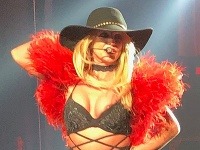 Britney Spears z podprsenky vykukla bradavka. 