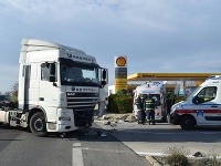 Vážna nehoda kamióna so sanitkou Vážna nehoda kamióna so sanitkou