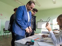 Pavol Frešo počas volieb poslancov a predsedov do orgánov samosprávnych krajov v Bratislave Pavol Frešo počas volieb poslancov a predsedov do orgánov samosprávnych krajov v Bratislave