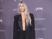 Kim Kardashian prišla na gala podujatie oblečená v čiernych nohaviciach a rozopnutom saku, pod ktorým mala holé prsia. 