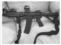 V dnes už zmazanom Kelleyho profile sa 29. októbra objavila fotografia útočnej pušky s popisom: She’s a bad bitch