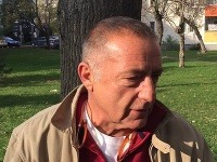Fedor Flašík venčil psa pred centrálou Smeru Fedor Flašík venčil psa pred centrálou Smeru