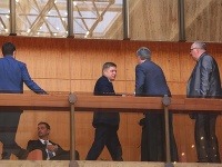 Robert Fico sa po niekoľkých dňoch ukázal na rokovaní Robert Fico sa po niekoľkých dňoch ukázal na rokovaní