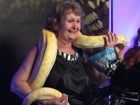 Gizka Oňová si na krk zavesila 40-kilového hada.