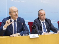 Minister obrany Peter Gajdoš a generálny tajomník Služobného úradu ministerstva obrany Ján Hoľko na tlačovej konferencii. Minister obrany Peter Gajdoš a generálny tajomník Služobného úradu ministerstva obrany Ján Hoľko na tlačovej konferencii.
