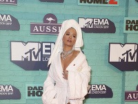 Rita Ora sa predviedla na červenom koberci oblečená v župane a s uterákom na hlave. 
