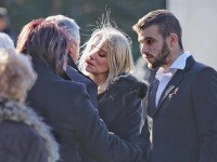 Užialená Zuzana Vačková prijímala kondolencie.