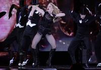 Madonna počas svojho výstúpenia v O2 Aréne, v ktorej sa mal taktiež konať comeback Michaela Jacksona.