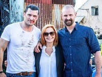 Pri nakrúcaní seriálu Za sklom: Kamila Magálová s kolegami Jánom Koleníkom a Tomášom Maštalírom.