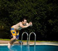 Takto skákal Filip do bazéna. 