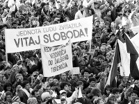 Desaťtisíce obyvateľov Banskej Bystrice a okolia vyjadrili 27.novembra 1989 na Námestí SNP v Banskej Bystrici svoju podporu generálnemu štrajku. Desaťtisíce obyvateľov Banskej Bystrice a okolia vyjadrili 27.novembra 1989 na Námestí SNP v Banskej Bystrici svoju podporu generálnemu štrajku.