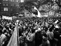 Manifestácia desaťtisícov Bratislavčanov na Námestí SNP v Bratislave Manifestácia desaťtisícov Bratislavčanov na Námestí SNP v Bratislave