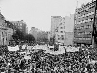 Manifestácia desaťtisícov Bratislavčanov na Námestí SNP v Bratislave Manifestácia desaťtisícov Bratislavčanov na Námestí SNP v Bratislave