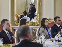 Robert Fico počas slávnostného obeda s 18 vysokoškolákmi pri príležitosti štátneho sviatku – Dňa boja za demokraciu a Medzinárodného dňa študentstva v Bratislave