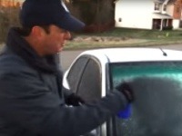 Ken ukazuje, ako rýchlo odstrániť námrazu Ken ukazuje, ako rýchlo odstrániť námrazu