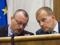 Na snímke vľavo poslanec Milan Krajniak a vpravo poslanec Boris Kollár Na snímke vľavo poslanec Milan Krajniak a vpravo poslanec Boris Kollár