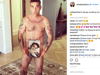Robbie Williams sa opäť ukázal na webe nahý.