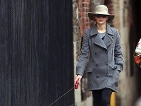 Jennifer Lawrence sa po rozchode ukazuje v uliciach New Yorku len v okuliaroch, klobúku a so sklonenou hlavou.
