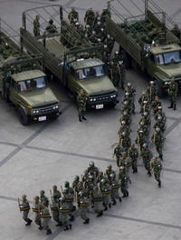 Čínska armáda obsadzuje Urumči