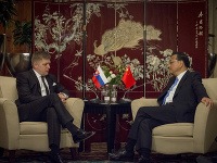 Robert Fico na stretnutí s čínskym premiérom Li Kche-čchiangom.