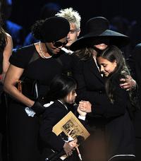 Janet Jackson s deťmi na pohrebe