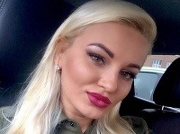 Eva Zelníková radikálne zmenila imidž a zbavila sa blond vlasov. Eva Zelníková radikálne zmenila imidž a zbavila sa blond vlasov.