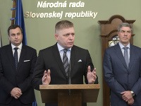 Robert Fico s koaličnými lídrami. Robert Fico s koaličnými lídrami.