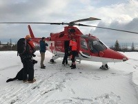  Pri nešťastí pomáhali aj leteckí záchranári z Popradu 