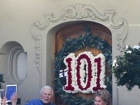 101-ročný Kirk Douglas ochotne pózoval so svojou 98- ročnou manželkou Anne.