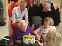Kirk Douglas oslávil 101. narodeniny. 