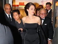 Angelina Jolie vzala do spoločnosti svoje ratolesti. Všetci sa pekne vyobliekali a sláva herečka bola po dlhšom čase opäť sexi. 