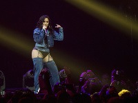Demi Lovato týmto outfitom rozhodne zaujala. Či ho možno radiť k vydareným, je otázne.