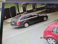 Nehodu mal zapríčiniť neznámy vodič na osobnom motorovom vozidle Škoda Superb Combi, prípadne Škode Octavia Combi. Nehodu mal zapríčiniť neznámy vodič na osobnom motorovom vozidle Škoda Superb Combi, prípadne Škode Octavia Combi.