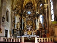 Hlavný oltár v kostole, nad ktorým sa obraz nachádza.