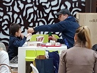 Herec Sväťo Malachovský prichytený so synom vo fast foode, kde si vybral ponuku istého amerického reťazca, ktorý sa zameriava najmä na vyprážané kuracie mäso.