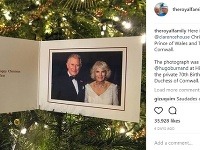Na pohľadnici od princa Charlesa a jeho manželky Camilly dominuje ich fotografia, ktorá vznikla počas blondínkinej narodeninovej oslavy, ktorá sa konala v lete. Súčasťou pozdravu je aj strohý vinš.  