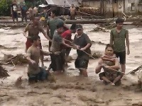 Záplavy a zosuvy pôdy na Filipínach.