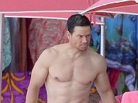 Mark Wahlberg vyzerá bez trička fantasticky. 