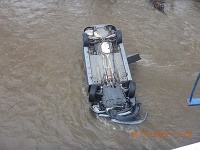 Auto sa zrútilo do rieky Hron