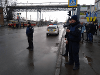 Polícia uzavrela okolie budovy. Polícia uzavrela okolie budovy.