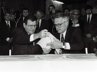 Dvaja hlavní aktéri rozdelenia Československa. Vladimír Mečiar a Václav Klaus. Dvaja hlavní aktéri rozdelenia Československa. Vladimír Mečiar a Václav Klaus.