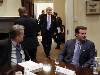 Na snímke Donald Trump so Stevenom Bannonom (vľavo).