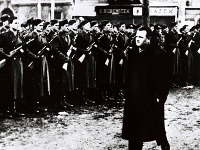 Na snímke predseda vlády Klement Gottwald na slávnostnej prehliadke útvarov Ľudových milícií a jednotiek Zboru národnej bezpečnosti 28. februára 1948 na Staromestskom námestí v Prahe.
